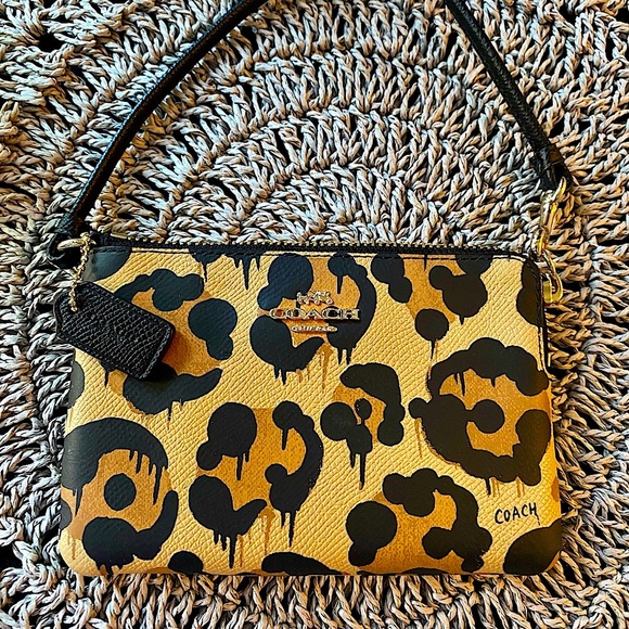 Coach limited edition Animal Beast print wristlet🐆 - Picture 3 of 4